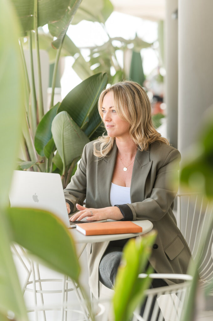 Woman entrepreneur works at her laptop in a cafe